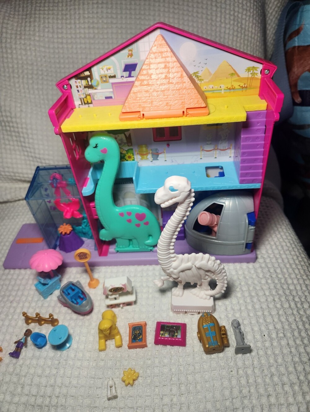 POLLY POCKET™ STARRING SHANI™ POLLYVILLE™ MIGHTY MUSEUM™ Playset Includes 17 Pcs